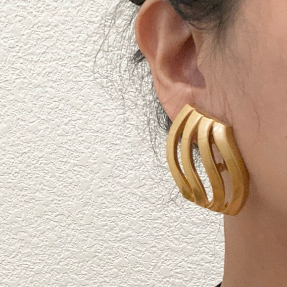Unique Vintage 80’s Unsigned Gold-tone Sheet Runway Large Clip On Earrings 31g - Picture 2 of 14
